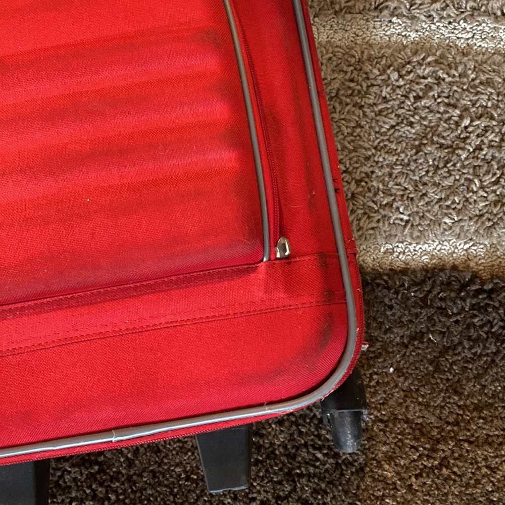 Red suitcase - Picture 3 of 12